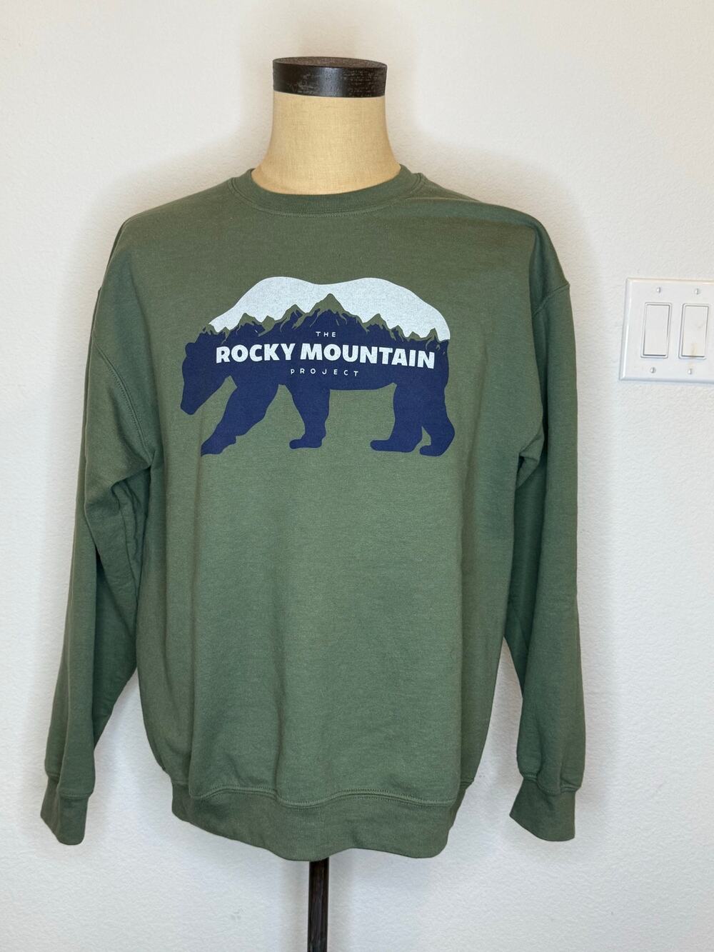 The Rocky Mountain Project Olive sweatshirt Size L